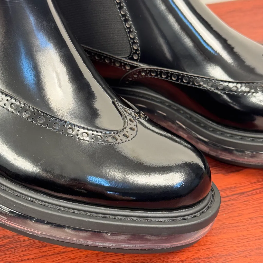 Batch 1020 Prada/Prada classic men's high-top air-cushion casual leather shoes, business formal leather shoes! Exclusive new air-cushion short boots for autumn and winter. Made in Guangdong, please pay attention to the details and pursue high quality. Italian original open-edge bead/matte calfskin styles are available. Low-key luxury, geometric tailoring, motorcycle imported from Germany, precision stitching, simple glossy classic European and American style, clear water chestnuts, brogue carving process, elastic band at the shoe opening, easy to put on and take off, standard formal wear, full calfskin lining, unique gold label foot pad from P family, heel webbing lift, stable and comfortable upper foot, original ultra-soft air cushion outsole, silver label PRADA letter logo decoration on the heel, rubber bottom wrapping, high comfort, excellent anti-slip performance, stitching technology Does not take off the sole, more durable, 3.5CM thick sole, more adaptable, can enter and exit various occasions, fine workmanship, clear edges and corners of the shoe shape, perfect as a work of art, quality assurance, complete package! Size: 38-39-40-41-42-43-44 Leather shoe size Item number: 2TG245 Open edge beads
